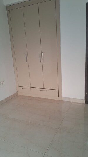 Room in 3 BHK Apartment at Shiva Motia Huys, Pir Machalla – for Sale