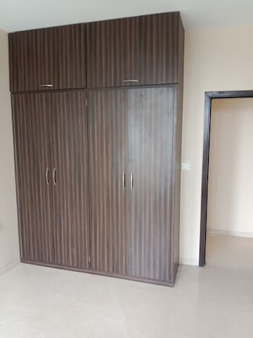 Room in 3 BHK Apartment at Oberoi Realty Exquisite, Goregaon East – for Rent