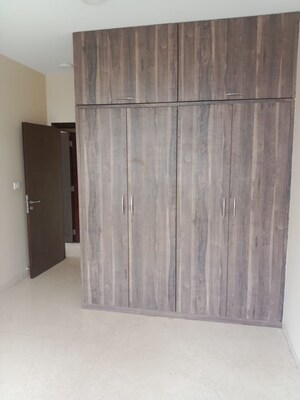 Room in 3 BHK Apartment at Oberoi Realty Exquisite, Goregaon East – for Rent