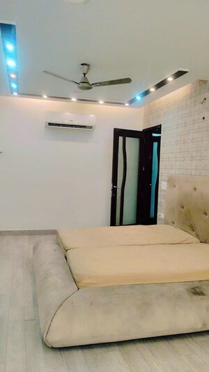 Room in 3.5 BHK Apartment at Krishna Apra Residency, Sector 61 – for Sale