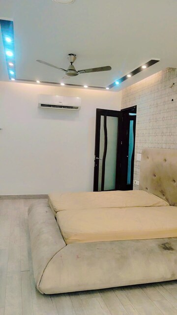 Room in 3.5 BHK Apartment at Krishna Apra Residency, Sector 61 – for Sale