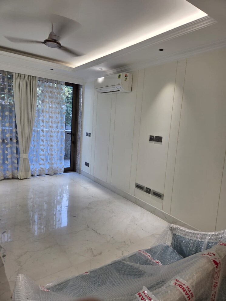 Living Room, defence colony 3 Bedroom 1953 Sq.Ft. Builder Floor In Defence Colony Delhi 9565497