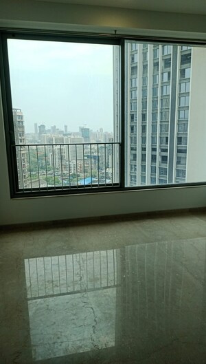 Room in 3 BHK Apartment at Oberoi Sky City, Borivali East – for Rent