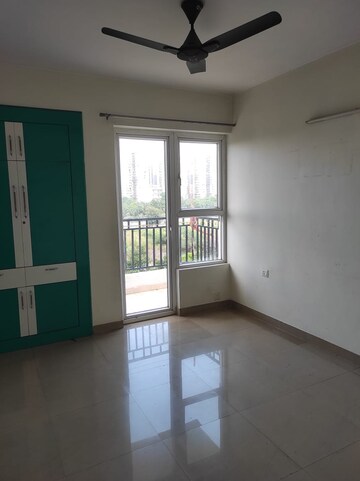 Room in 3 BHK Apartment at Mapsko Paradise, Sector 83 – for Rent