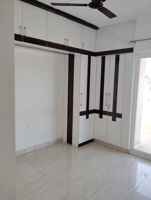 Room in 2 BHK Apartment at Gaur City 2 - 14th Avenue, Sector 16c Greater Noida – for Rent