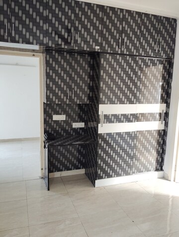 Room in 2 BHK Apartment at Gaur City 2 - 14th Avenue, Sector 16c Greater Noida – for Rent