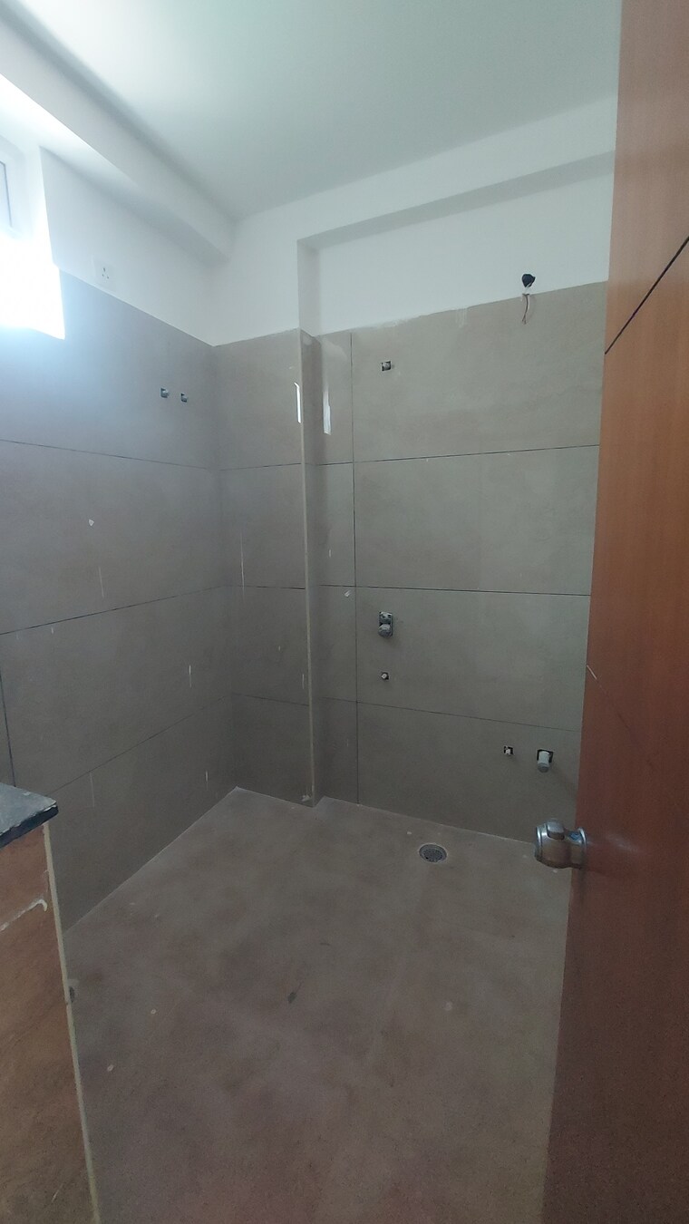 Bathroom, sr-the-portico 3 Bedroom 2925 Sq.Ft. Apartment In Narsingi Hyderabad 9565945