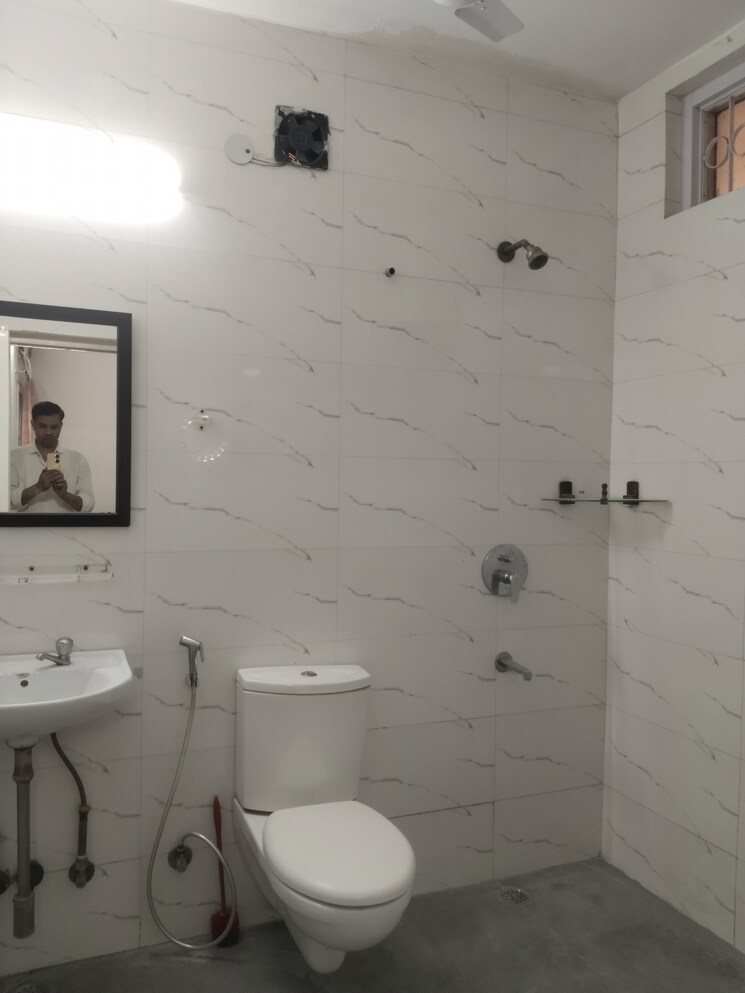 Bathroom, sarita vihar 3 Bedroom 1750 Sq.Ft. Apartment In Sarita Vihar Delhi 9565987
