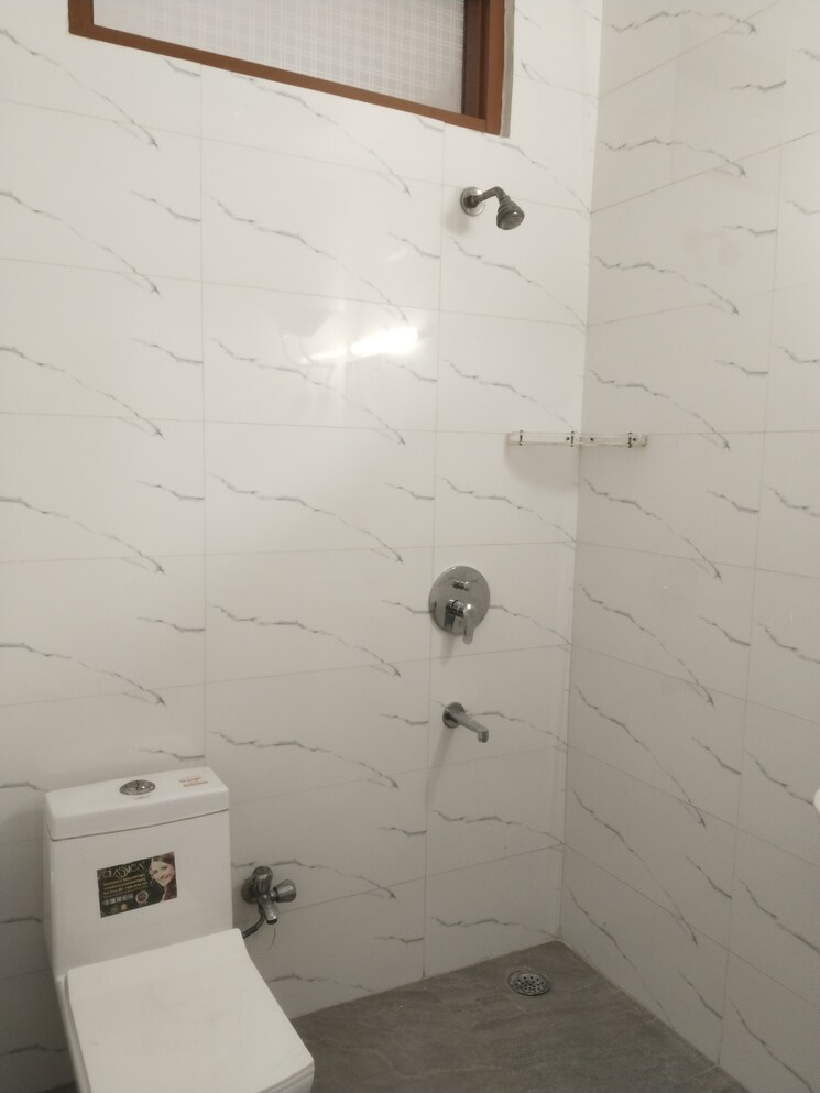 Bathroom, sarita vihar 3 Bedroom 1750 Sq.Ft. Apartment In Sarita Vihar Delhi 9565987