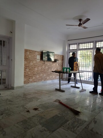 Room in 3 BHK Apartment at Sector 5 – for Rent