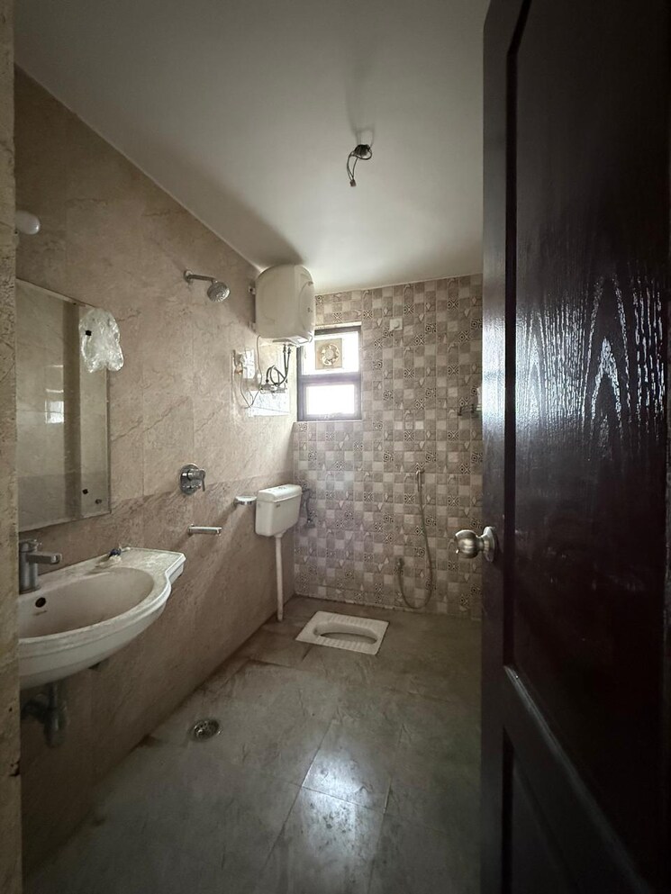 Bathroom, paras-tierea 3 Bedroom 1900 Sq.Ft. Apartment In Sector 137 Noida 9566589