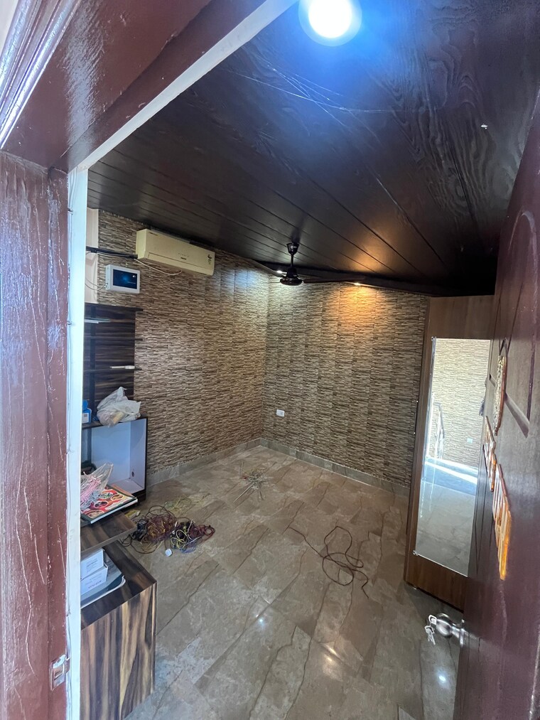 Room, sahastradhara road 3.5 Bedroom 2400 Sq.Ft. Penthouse In Sahastradhara Road Dehradun 9566711