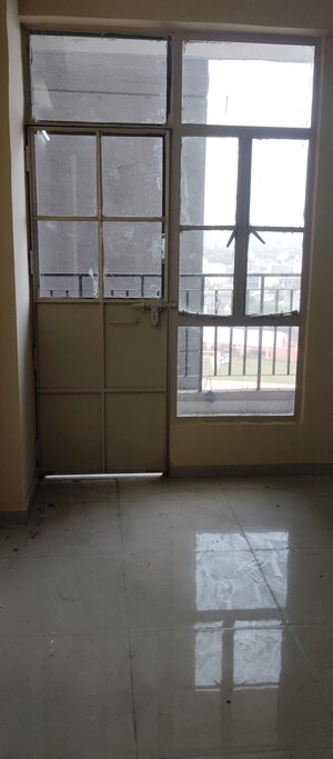 Room in 2 BHK Apartment at Signature Global Signum 107, Sector 107 – for Rent