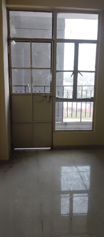 Room in 2 BHK Apartment at Signature Global Signum 107, Sector 107 – for Rent