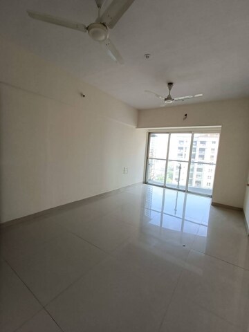 Room in 1 BHK Apartment at Lotus Lotus Link Square, Malad West – for Rent