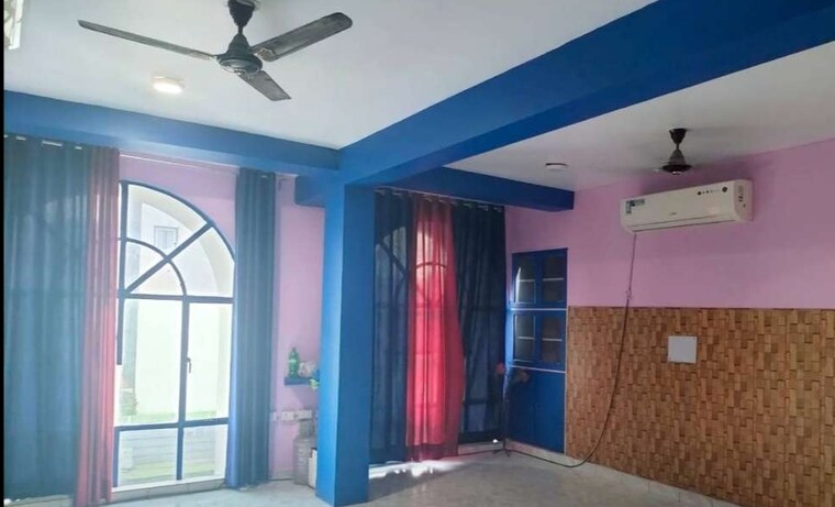 Other, hazratganj Commercial Office Space 1200 Sq.Ft. In Hazratganj Lucknow 9567167