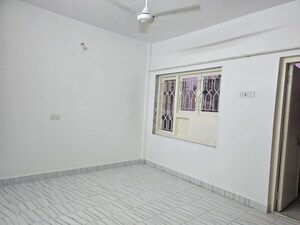 Room in 2 BHK Apartment at Kenwood Apartments, Pali Hill – for Rent