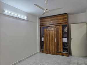 Room in 2 BHK Apartment at Kenwood Apartments, Pali Hill – for Rent