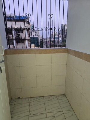 Bathroom in 2 BHK Apartment at Kenwood Apartments, Pali Hill – for Rent