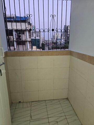 Bathroom in 2 BHK Apartment at Kenwood Apartments, Pali Hill – for Rent