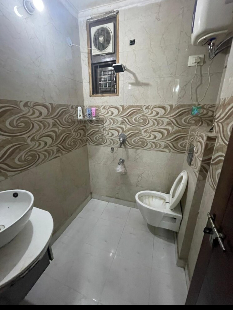 Bathroom, partap-builder-floors 3 Bedroom 900 Sq.Ft. Apartment In Uttam Nagar Delhi 9567434