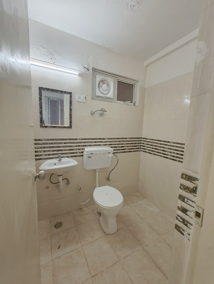 Bathroom, shree-vardhman-green-court 2 Bedroom 626 Sq.Ft. Apartment In Sector 90 Gurgaon 9567521