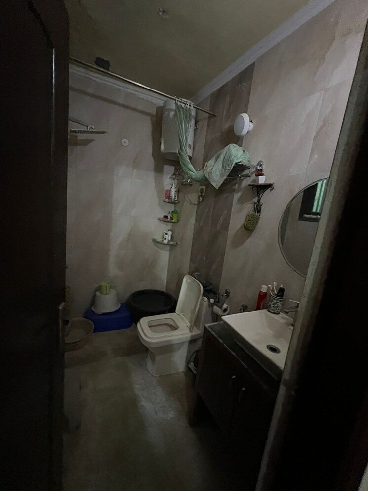 Bathroom, vasant kunj enclave 2 Bedroom 100 Sq.Yd. Apartment In Vasant Kunj Enclave Delhi 9567601