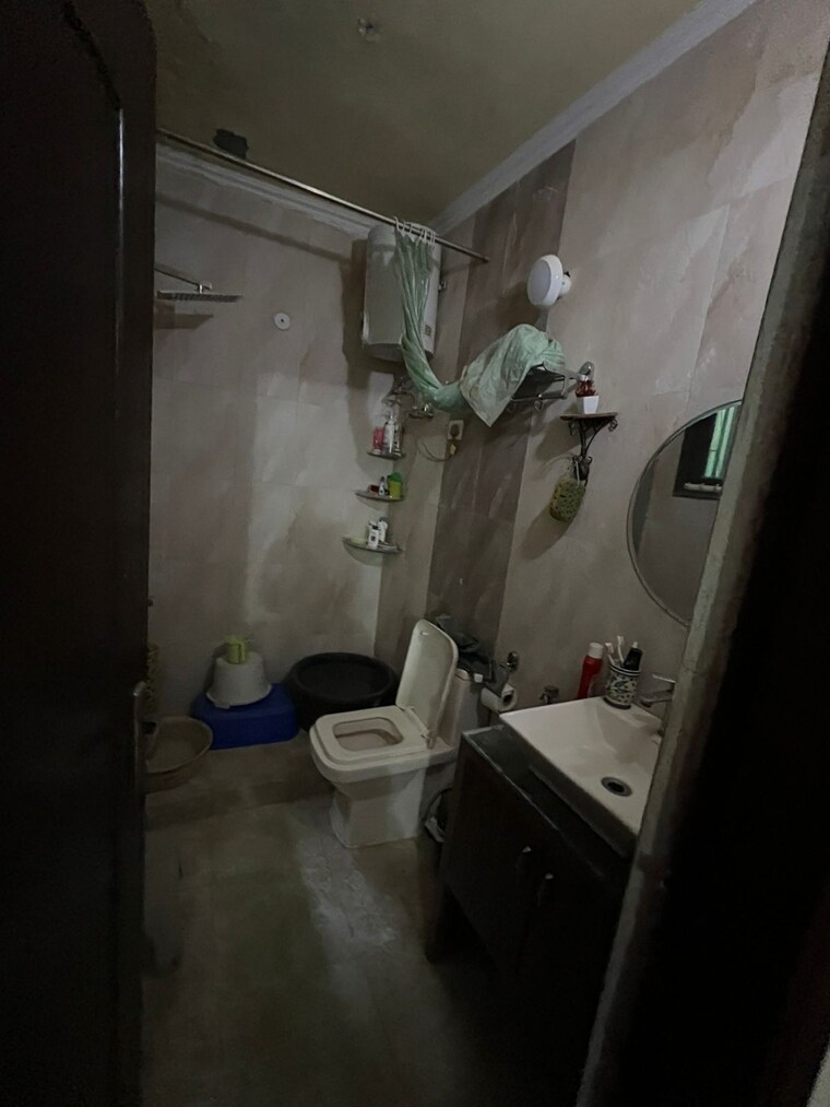 Bathroom, vasant kunj enclave 2 Bedroom 100 Sq.Yd. Apartment In Vasant Kunj Enclave Delhi 9567601