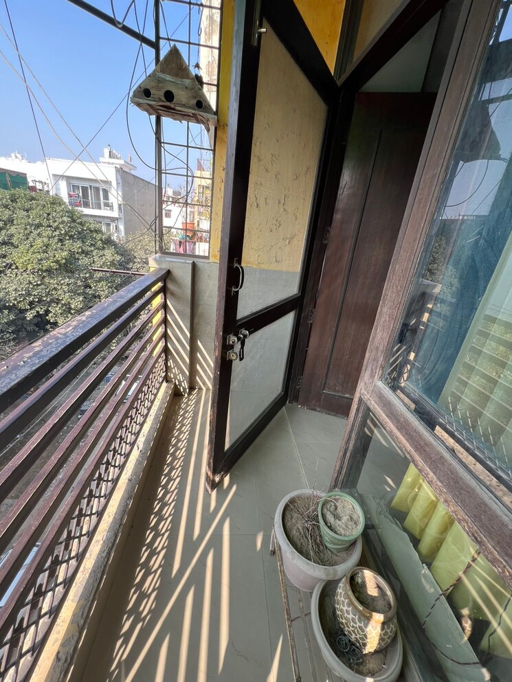 Balcony, vasant kunj enclave 2 Bedroom 100 Sq.Yd. Apartment In Vasant Kunj Enclave Delhi 9567601