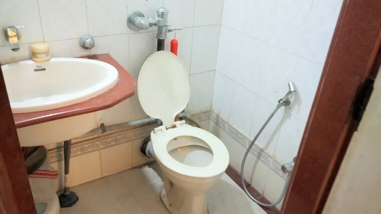 Bathroom, bandra west 2 Bedroom 700 Sq.Ft. Apartment In Bandra West Mumbai 9567887