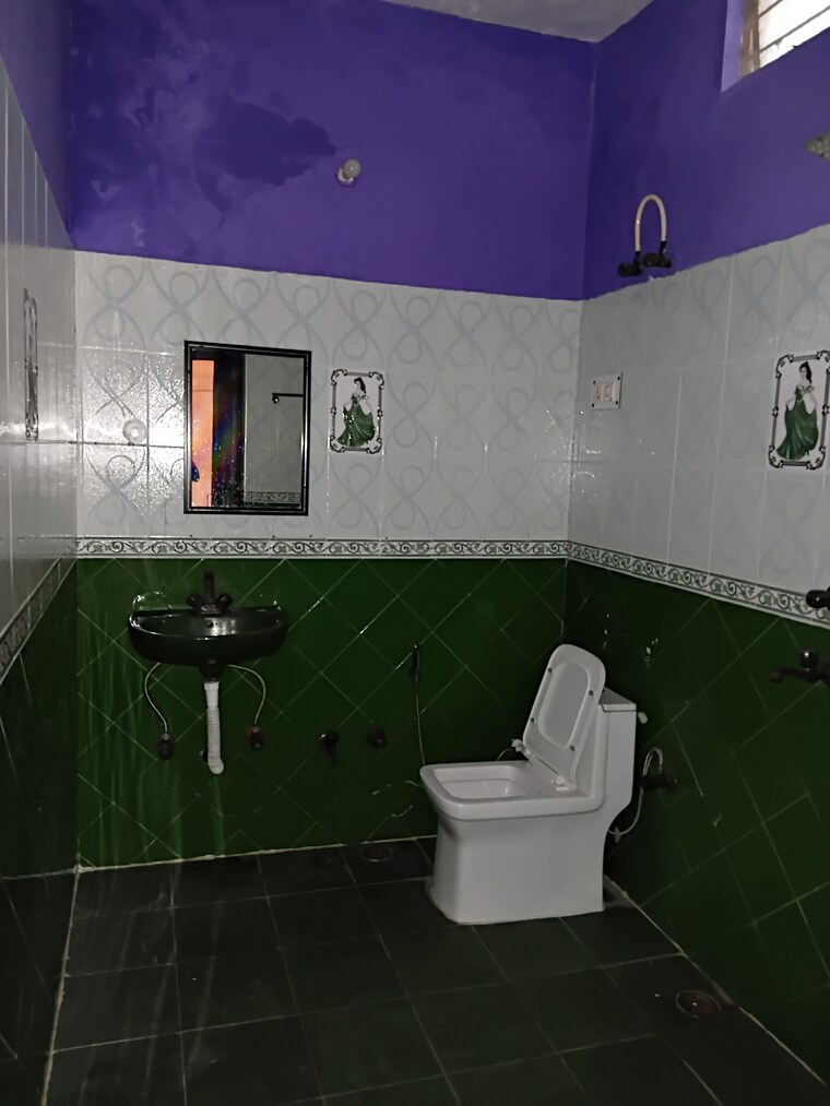 Attached Bathroom, sector 30 2 Bedroom 166 Sq.Yd. Independent House In Sector 30 Faridabad 9568056
