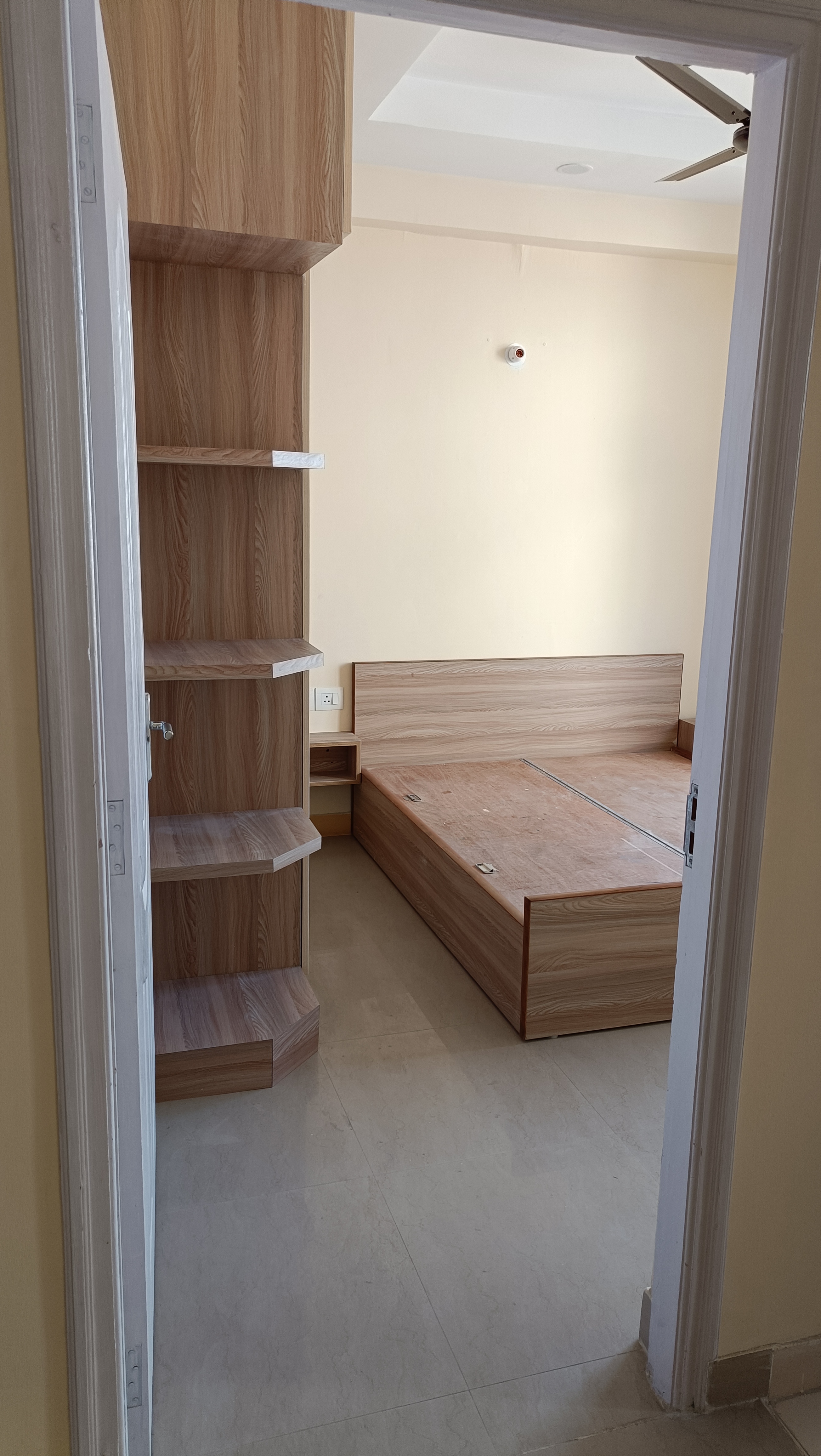 2 BHK Apartment For Rent in Shree Vardhman Mantra