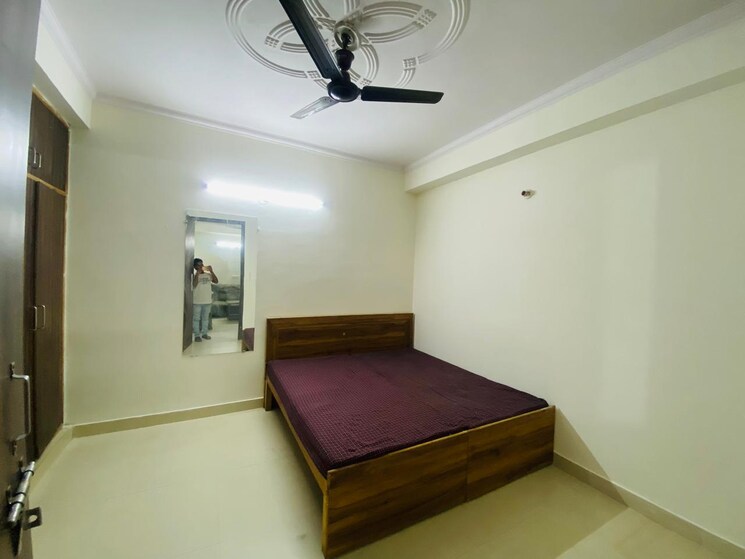Room, dwarka 1 Bedroom 50 Sq.Yd. Builder Floor In Dwarka Delhi 9568345