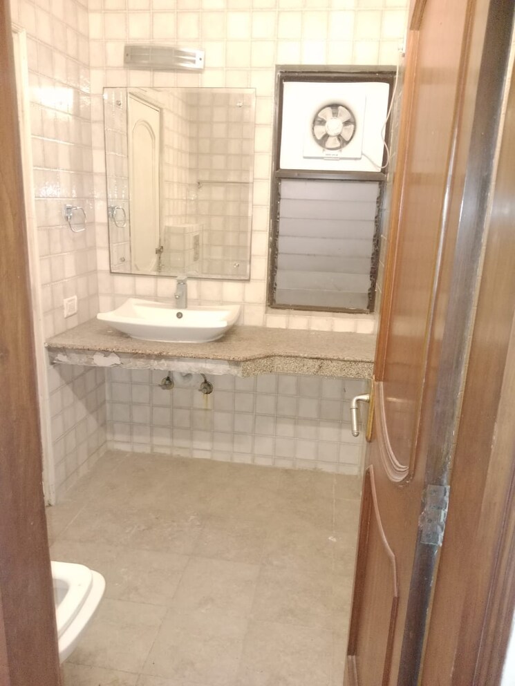 Bathroom, dlf-the-arbour 4 Bedroom 3900 Sq.Ft. Apartment In Sector 63 Gurgaon 9568323