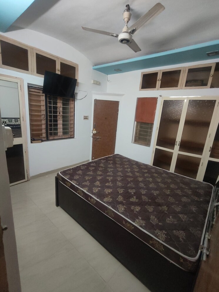 Room, greater kailash ii 3 Bedroom 150 Sq.Yd. Builder Floor In Greater Kailash ii Delhi 9568314