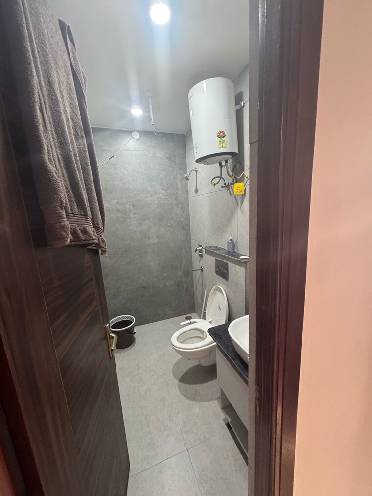 Bathroom, maya-garden-city 3 Bedroom 1800 Sq.Ft. Apartment In Lohgarh Zirakpur 9568397