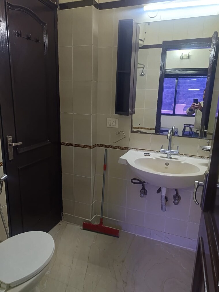 Bathroom, ansal-sushant-lok-i 3 Bedroom 2700 Sq.Ft. Builder Floor In Sector 43 Gurgaon 9568509