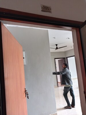 Room in 2.5 BHK Apartment at Amrapali Riverview, Amrapali Leisure Valley – for Rent