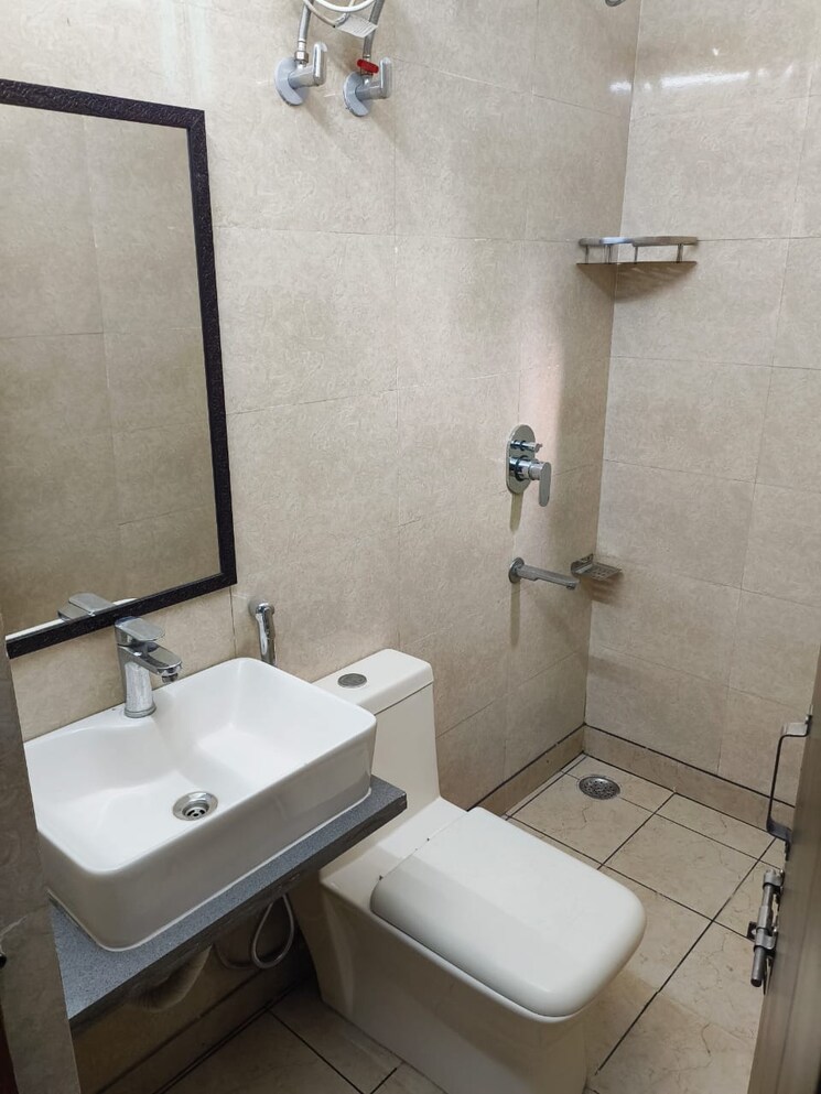 Bathroom, dlf-star-tower 2 Bedroom 160 Sq.Yd. Builder Floor In Sector 30 Gurgaon 9568689