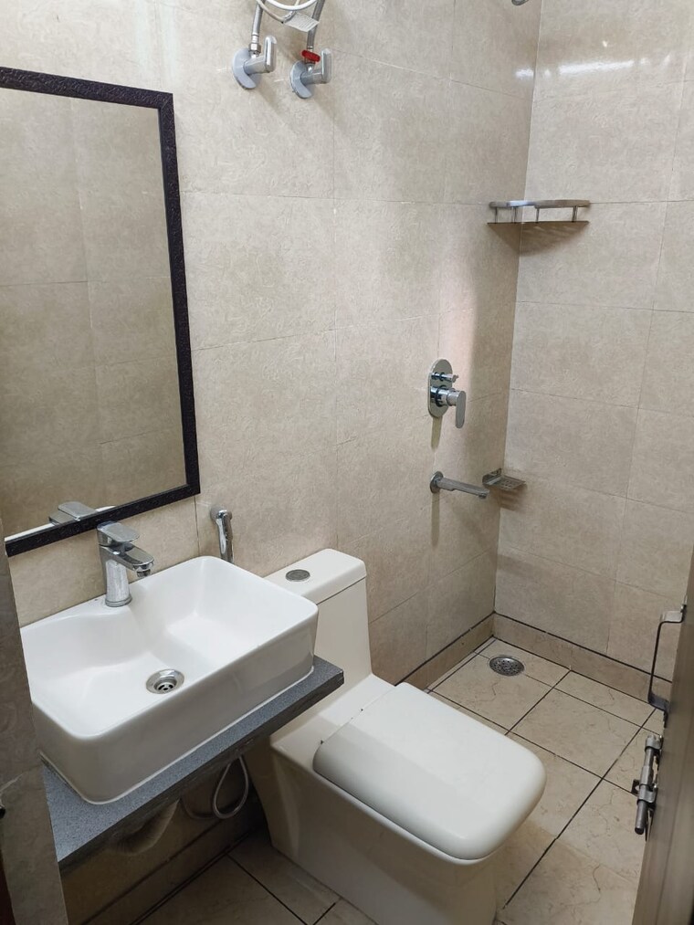 Bathroom, dlf-star-tower 2 Bedroom 160 Sq.Yd. Builder Floor In Sector 30 Gurgaon 9568689
