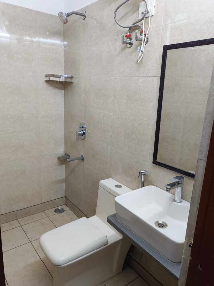 Bathroom, dlf-star-tower 2 Bedroom 160 Sq.Yd. Builder Floor In Sector 30 Gurgaon 9568689