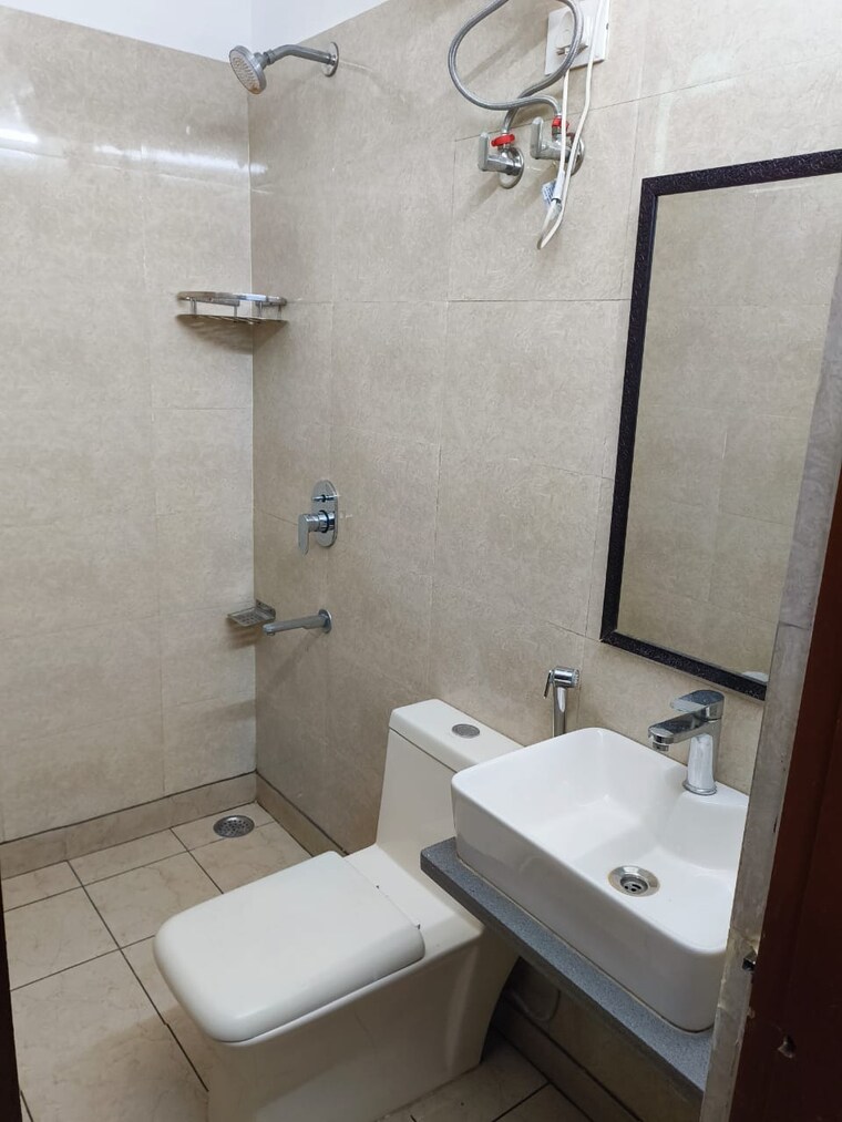 Bathroom, dlf-star-tower 2 Bedroom 160 Sq.Yd. Builder Floor In Sector 30 Gurgaon 9568689