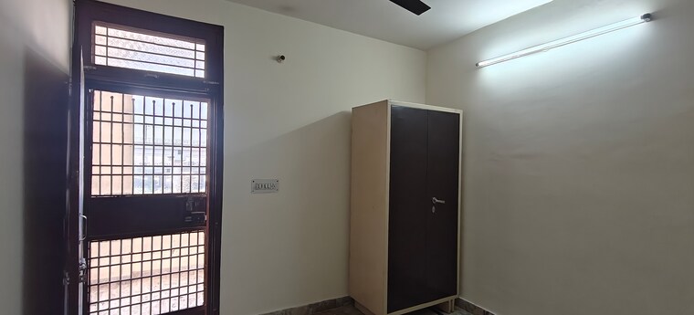 Room, mayur vihar phase 1 1 Bedroom 450 Sq.Ft. Builder Floor In Mayur Vihar Phase 1 Delhi 9568768