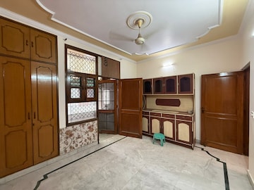 Room in 3 BHK Builder Floor at Paschim Vihar – for Rent