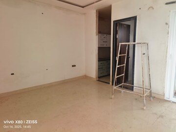 Room in 3.5 BHK Apartment at Levana Celebrity Meadows, Bagiamau – for Rent