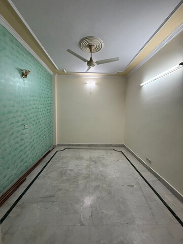 Room in 3 BHK Builder Floor at Paschim Vihar – for Rent