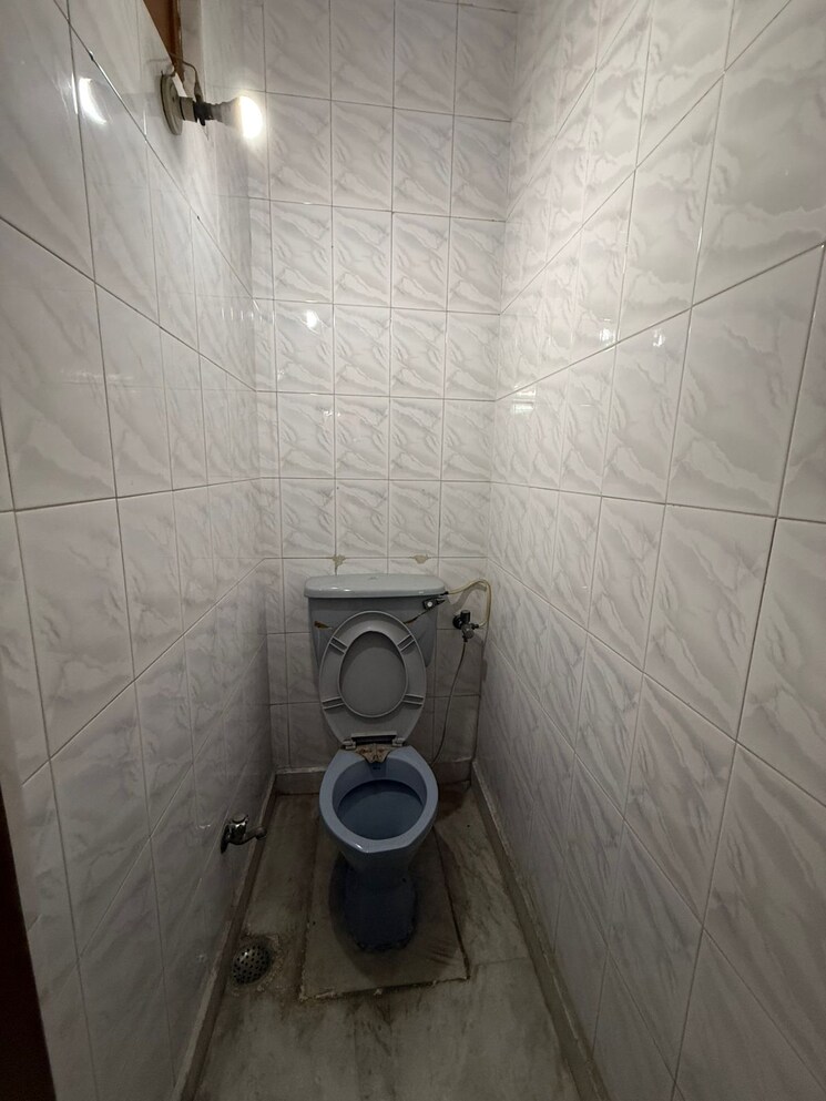 Bathroom, paschim vihar 3 Bedroom 1671 Sq.Ft. Builder Floor In Paschim Vihar Delhi 9568383