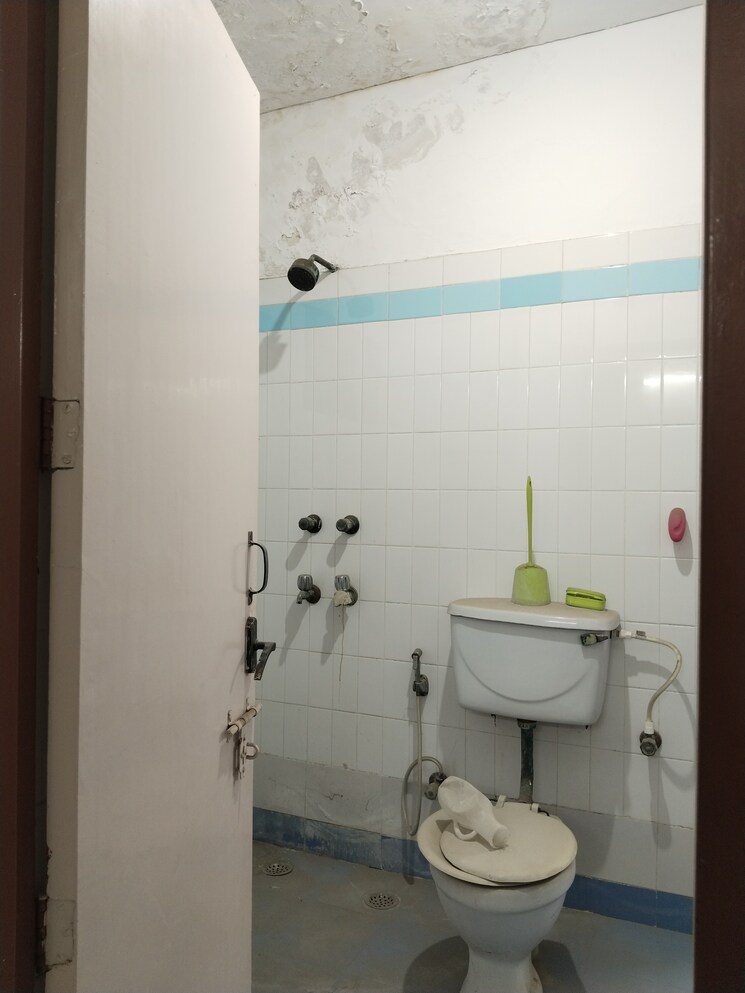 Bathroom, kanishka-residency 3 Bedroom 2700 Sq.Ft. Builder Floor In Sector 35 Faridabad 9569417
