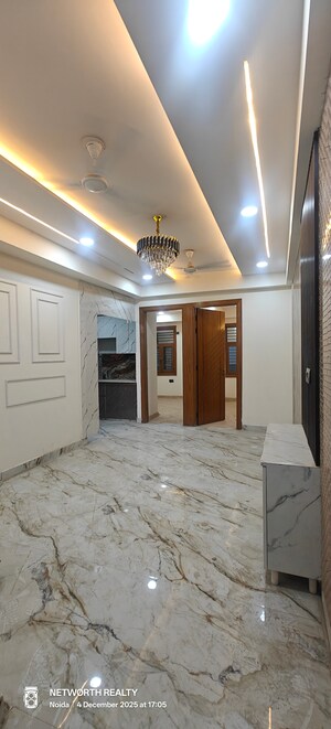 Room in 3 BHK Builder Floor at Sector 73 – for Sale