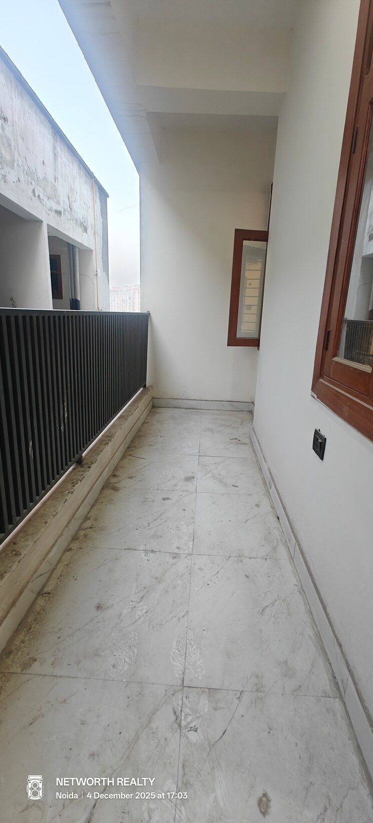 Balcony, sector 73 3 Bedroom 1400 Sq.Ft. Builder Floor In Sector 73 Noida 9569418